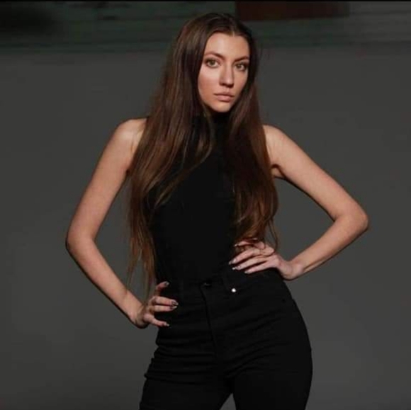 Meet your Posher, Katie - Picture 1 of 8